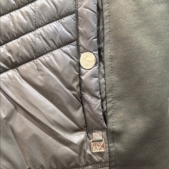 MICHAEL Michael Kors Olive Green Quilted Vest for Versatile Layering - Picture 4 of 11